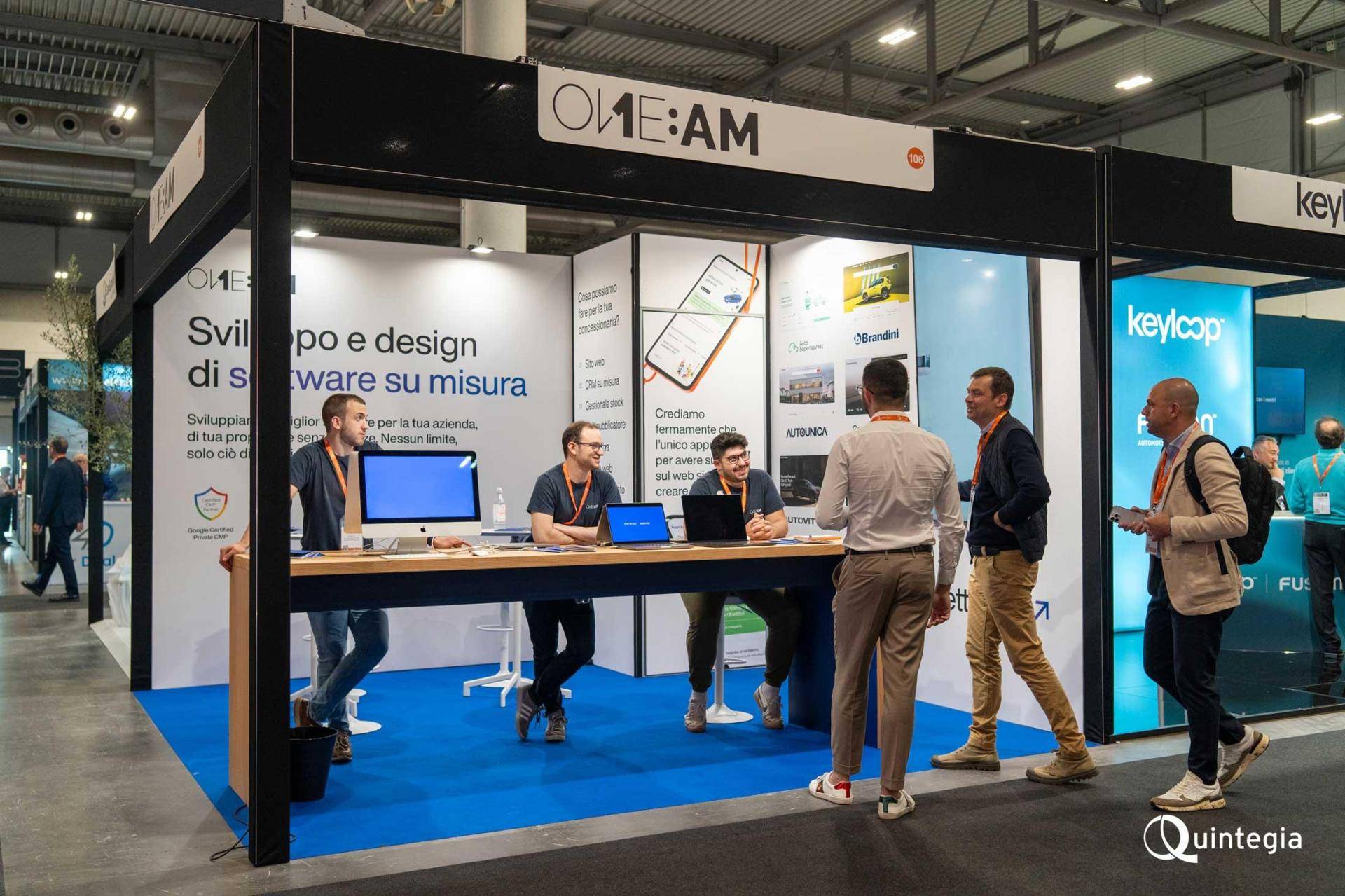 Il team One AM allo stand dell'Automotive Dealer Day